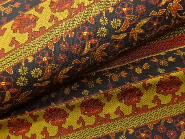  横段に花唐草・角倉文・荒磯模様織出し名古屋帯